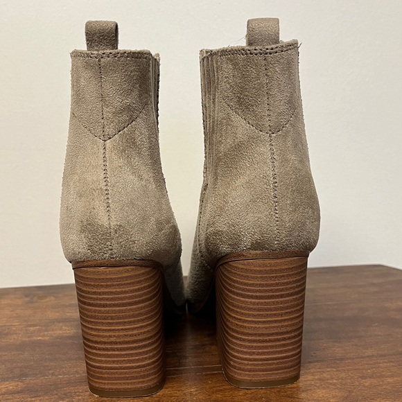 Boots, suede indigo rd. Size 8M. Tread great, no stains or bad spots. Pull on. - Picture 6 of 10